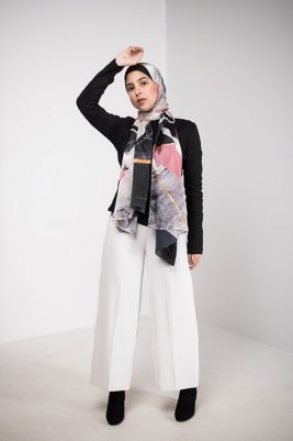 Hijabi model in EMMA Scarf Retro Classic
