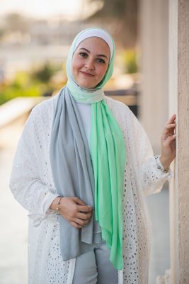 Hijabi Model in EMMA Scarf Apple Crunch in the colors of apple green and grey