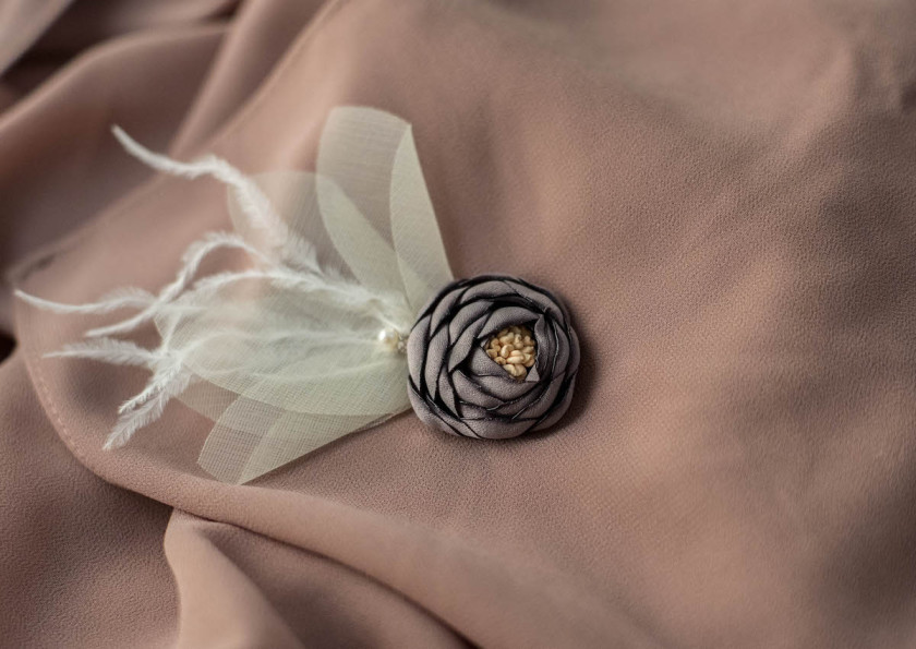 diva in mauve EMMA Scarf diva in mauve lace flower hand made with feathers