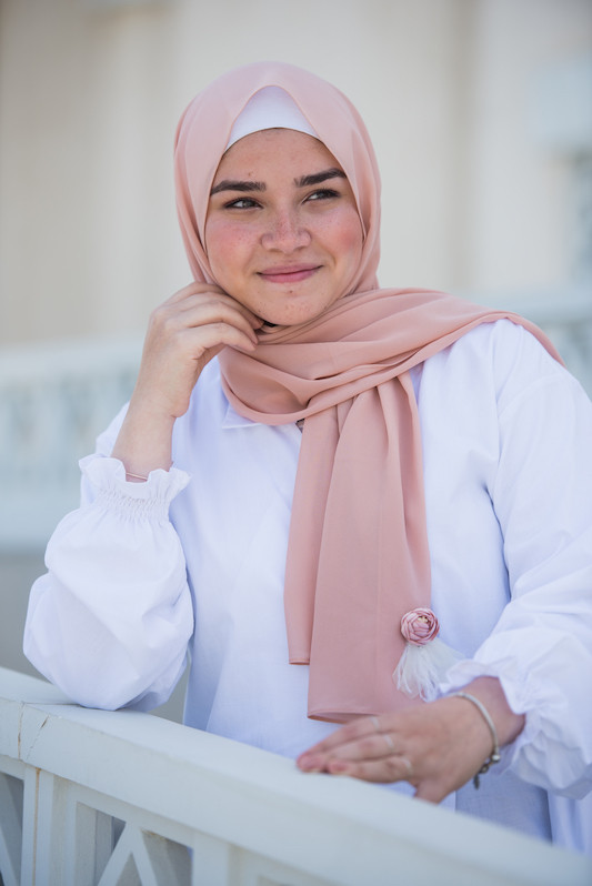 diva in blush EMMA Scarf hijabi model in EMMA Scarf Diva in Blush staring at a distance
